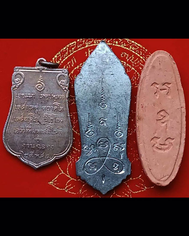 8.กล่องชุดพระ 25 พุทธศตวรรษ 3 องค์ ดิน-ชิน (พระศกจุด)-เหรียญ พร้อมกล่องกำมะหยึ่สวยงาม