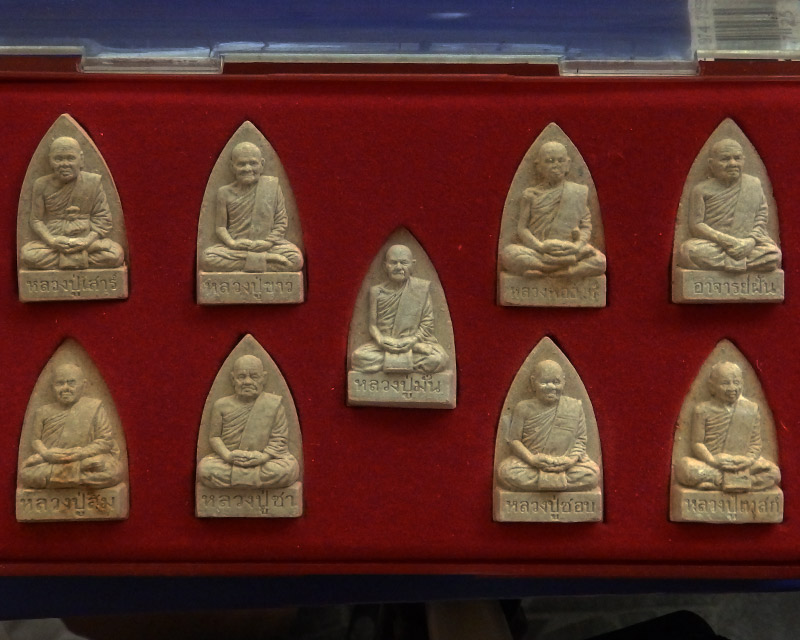 พระชุด 9 คณาจารย์ (สายอีสาน) เนื้อเกสรแช่น้ำมนต์ พิธีพุทธาภิเศก วัดบวรฯ ปี 40 กล่องเดิม