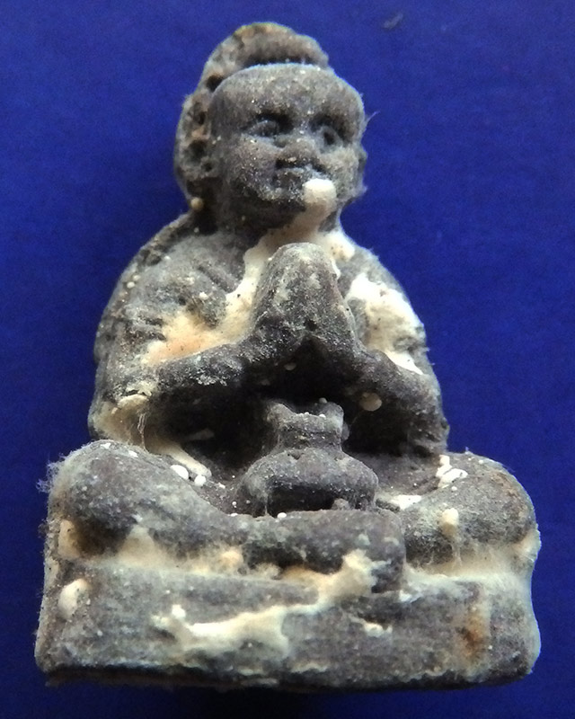 10.กุมารทองโชคทวี เนื้อผงดินเจ็ดป่าช้าอุดด้วยผงพรายกุมาร หลวงปู่คำบุ วัดกุดชมพู จ.อุบลฯ พร้อมกล่อง