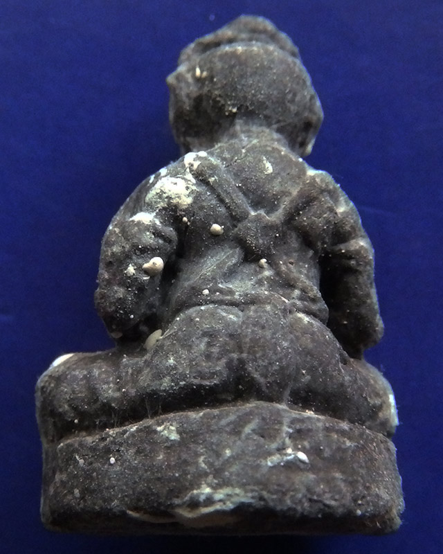 18.กุมารทองโชคทวี เนื้อผงดินเจ็ดป่าช้าอุดด้วยผงพรายกุมาร หลวงปู่คำบุ วัดกุดชมพู จ.อุบลฯ พร้อมกล่อง