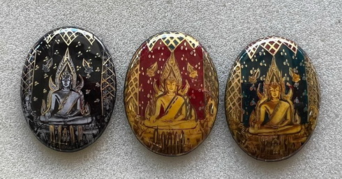 ล็อกเก็ตพุทธชินราช พิธีมหาจักรพรรดิ์ ปี15 หลวงพ่อกวยร่วมเสก ครบชุดทุกสี สวยทุกองค์ (ลายน้ำทอง)