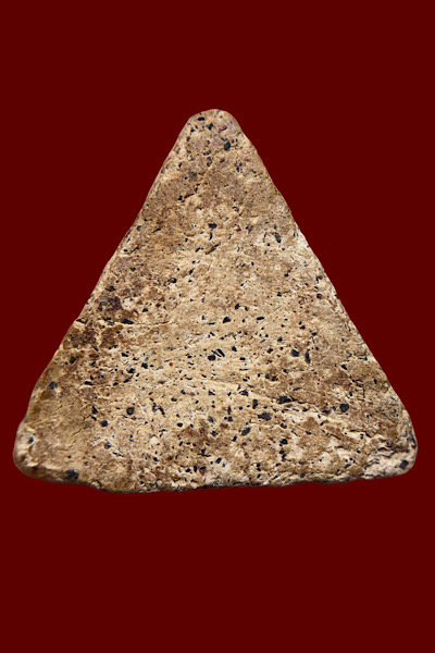 พระเนื้อผง พิมพ์สามเหลี่ยมไม่ทราบกรุ พระเก่าๆเนื้อหาดี บรรยายด้วยภาพ เคาะเดียว