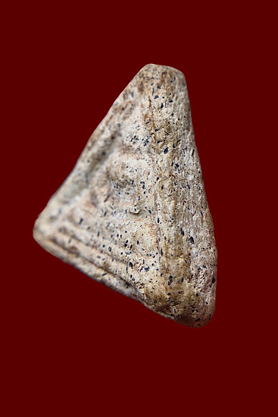 พระเนื้อผง พิมพ์สามเหลี่ยมไม่ทราบกรุ พระเก่าๆเนื้อหาดี บรรยายด้วยภาพ เคาะเดียว