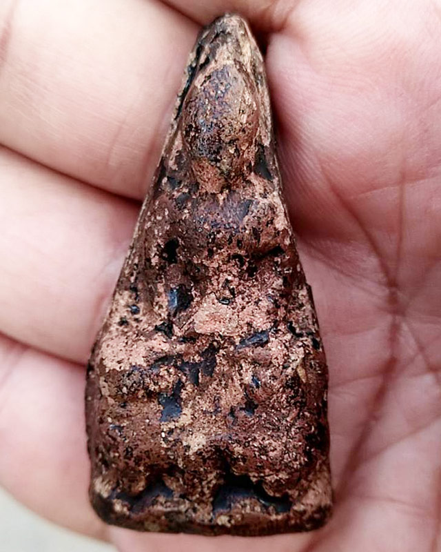 พระเนื้อดินลงรักเก่าๆ สูง 2 นิ้ว