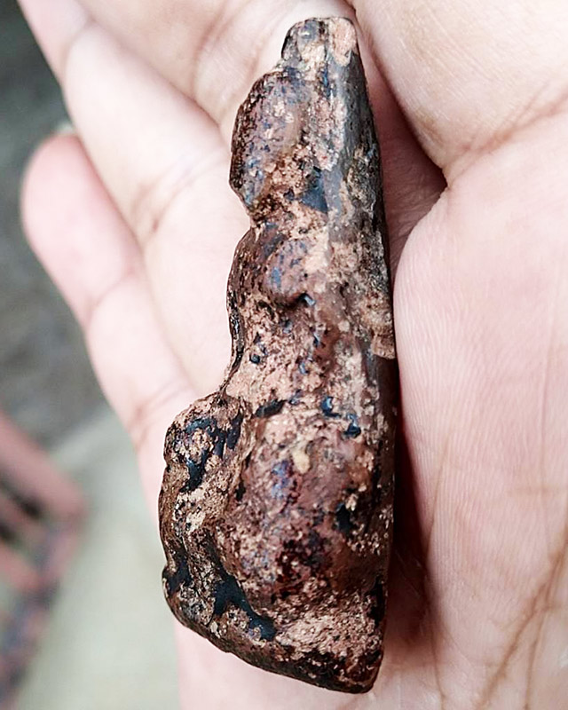 พระเนื้อดินลงรักเก่าๆ สูง 2 นิ้ว