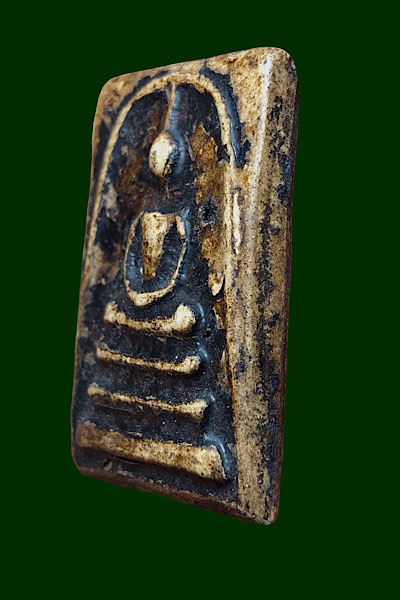 #พระสมเด็จพิมพ์ 3 ชั้น หลังแบบพระปิดตา เนื้อผง ลงรักดำ พระเก่าเนื้อแกร่งตามอายุ