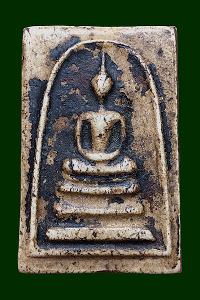 #พระสมเด็จพิมพ์ 3 ชั้น เนื้อผงลงรักดำ พระเก่าเนื้อแกร่งตามอายุ สวยสมบูรณ์ ถ่ายรูปจากองค์จริงตามภาพ