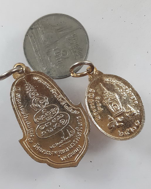 " เหรียญ พระธาตุพนม วัดพระธาตุพนมวรมหาวิหาร จ.นครพนม ปี 2522 กะไหล่ทองลงยา + เหรียญ เม็ดแตง ปี 2520