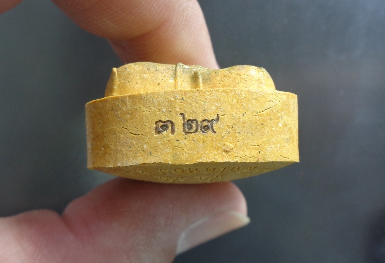 พระผงปิดตาพิมพ์ใหญ่ หลวงปู่โต๊ะ ออกวัดถ้ำสิงโตทอง จ.ราชบุรี เนื้อผงธูปผงเกสร ปี ๒๕๖๕ สวยครับ