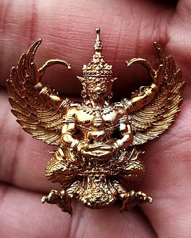 พญาครุฑ รุ่นเศรษฐีเงินไหลมา พิมพ์เล็ก เนื้อชนวนทองล้นเบ้า วัดพระมหาธาตุฯ จ.นครศรีธรรมราช ปี 2562 เกจ