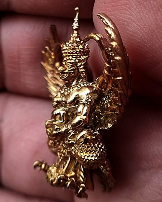 พญาครุฑ รุ่นเศรษฐีเงินไหลมา พิมพ์เล็ก เนื้อชนวนทองล้นเบ้า วัดพระมหาธาตุฯ จ.นครศรีธรรมราช ปี 2562 เกจ