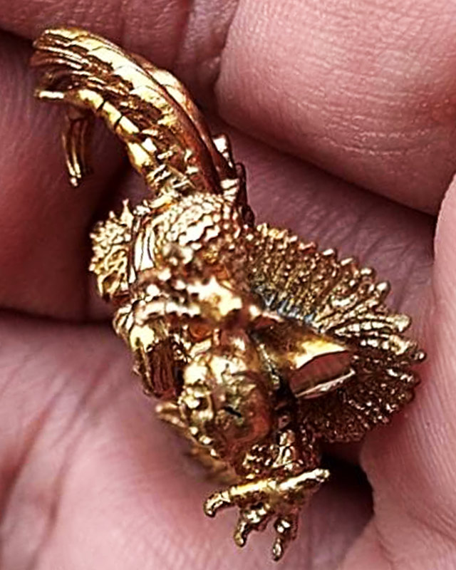 พญาครุฑ รุ่นเศรษฐีเงินไหลมา พิมพ์เล็ก เนื้อชนวนทองล้นเบ้า วัดพระมหาธาตุฯ จ.นครศรีธรรมราช ปี 2562 เกจ