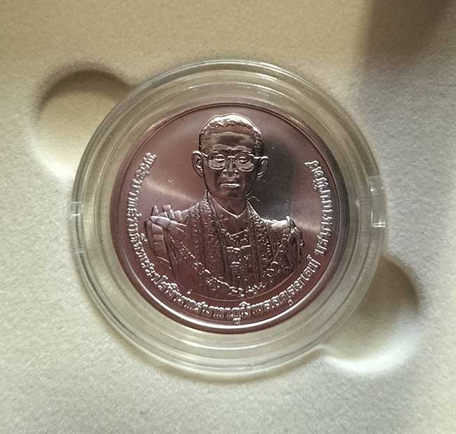 เหรียญพระราชทานเพลิงศพ ในหลวง รัชกาลที่ 9 เนื้อเงิน พร้อมกล่องเดิมๆครบชุด