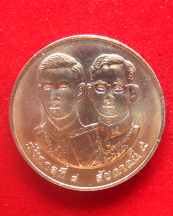 เหรียญรัชกาลที่ 8 รัชกาลที่ 9 ครบ 50 ปี สันติภาพ ปี 2538 สวยครับ