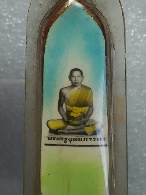 ภาพถ่ายพระครูอุดมภาวนาหลังพระลีลา วัดพืชมงคล ปทุมธานี เลี่ยมวัด