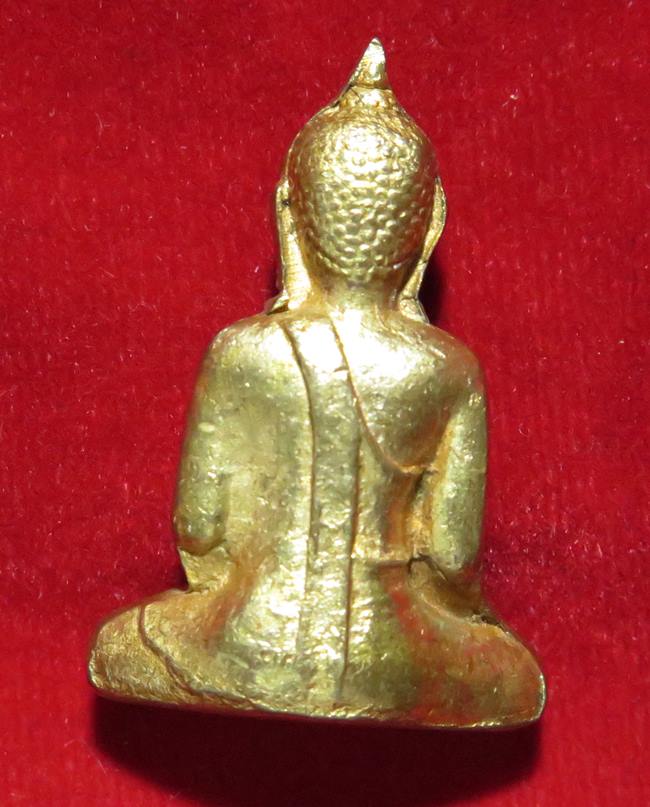 พระกริ่งฝังพลอยแดง