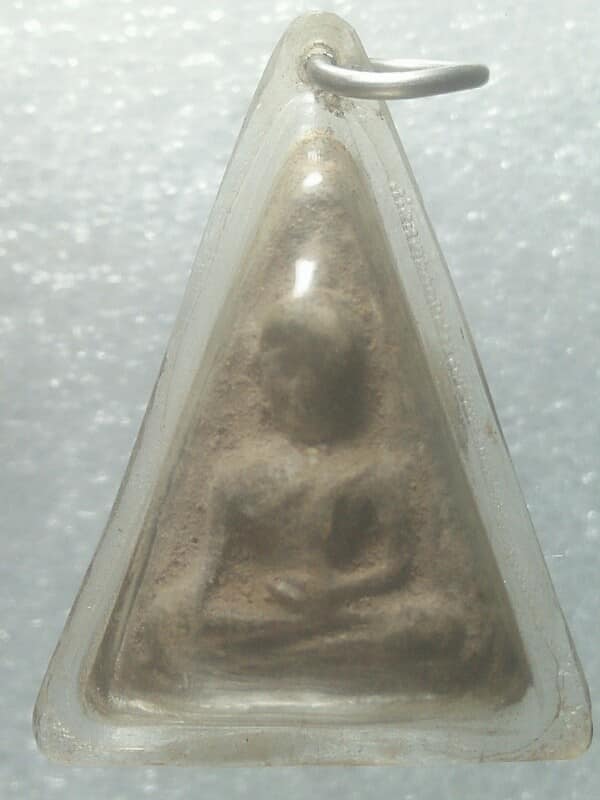 พระนางพญาเนื้อผง เลี่ยมพลาสติก 