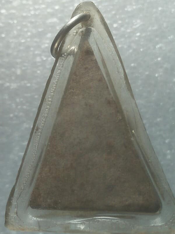 พระนางพญาเนื้อผง เลี่ยมพลาสติก 