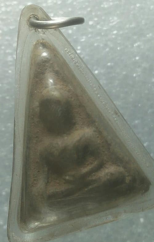 พระนางพญาเนื้อผง เลี่ยมพลาสติก 