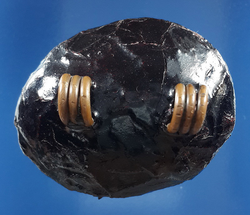 เบี้ยแก้ถักเชือกลงรัก