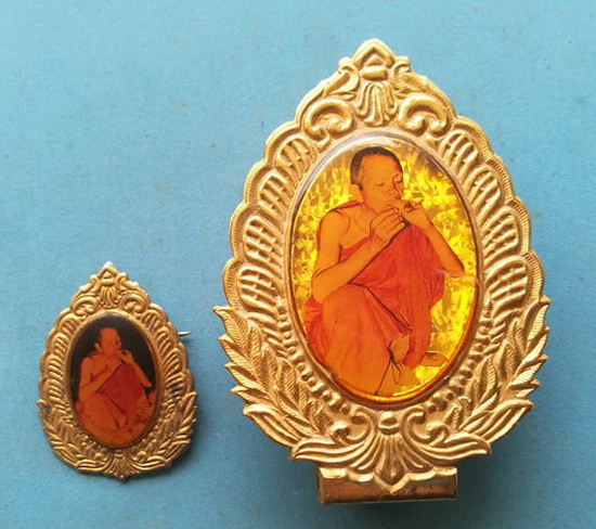 ล็อกเก็ตหลวงพ่อคูณ แบบตั้งวาง ด้านหลัง มีรอยกดจารมือ และแบบเข็มกลัด ปี36