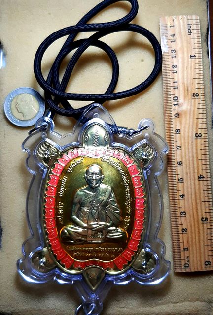 เหรียญเต่าโล่หลวงปู่หลิว รุ่นสร้างอุโบสถ เนื้อฝาบาตร ลงยาชมพู ปี 2561