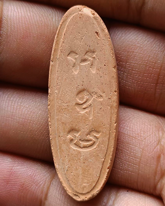 1.พระลีลา 25 พุทธศตวรรษ เนื้อดิน พิมพ์พระเกศยาว พร้อมกล่องกำมะหยี่สวยงาม