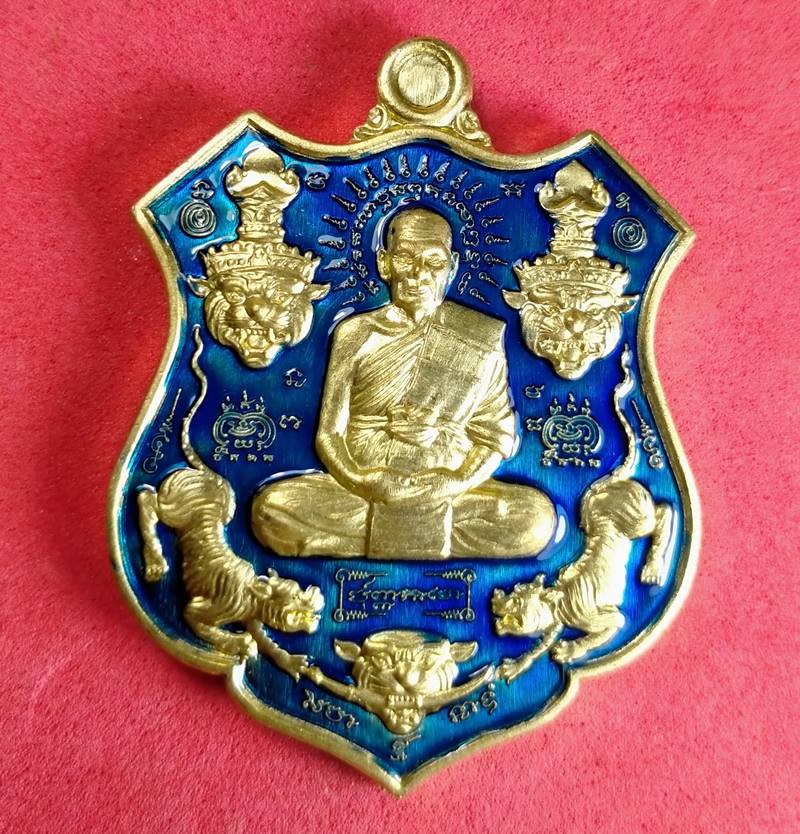 เหรียญใหญ่ รุ่น 5 พยัคฆ์ หลวงพ่อพัฒน์ วัดห้วยด้วน นครสวรรค์ เนื้อทองฝาบาตรลงยาน้ำเงิน