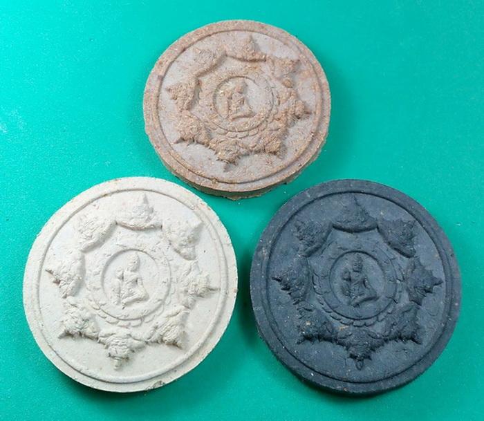 องค์พ่อจตุคาม รุ่นมหาราชมหาบารมี วัดใหญ่ชัยมงคล จ.นครศรีธรรมราช ปี 2549 3 องค์ 3 สี