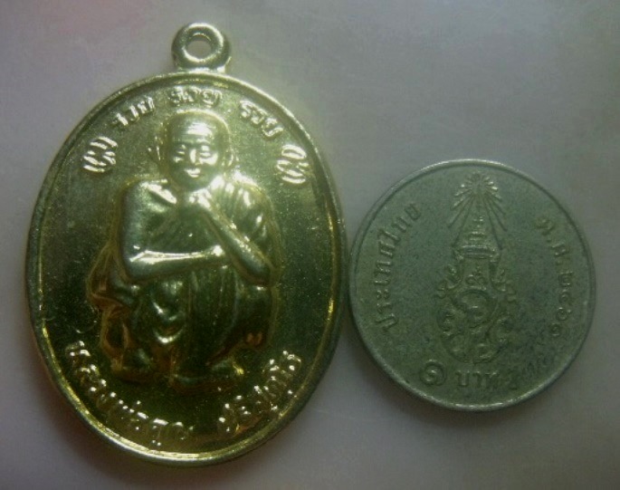 **วัดใจ**เหรียญรวย รวย รวย หลวงพ่อคูณ วัดบ้านไร่ จ.นครราชสีมา ปี ๒๕๓๘**กะไหล่ทอง สวยๆ 