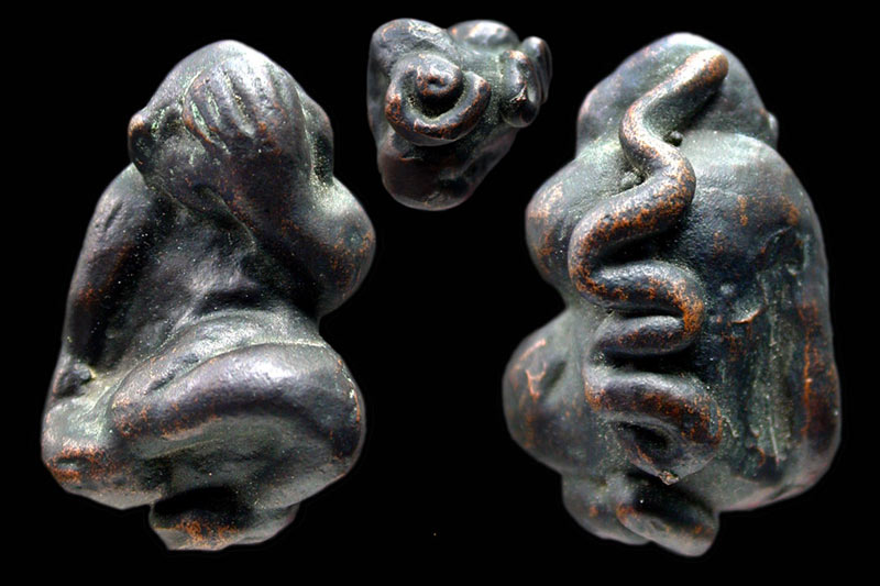 พระปิดตาหล่อโบราณ เคาะเดียวแดง        