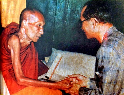 พระรอด รุ่นชนะศึกชายแดน ลพ.เกษม เขมโก สำนักสุสานไตรลักษณ์ จ.ลำปาง ปี 28...(3 สี 3 องค์ เลี่ยม+แหนบ)