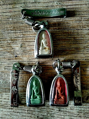 พระรอด รุ่นชนะศึกชายแดน ลพ.เกษม เขมโก สำนักสุสานไตรลักษณ์ จ.ลำปาง ปี 28...(3 สี 3 องค์ เลี่ยม+แหนบ)