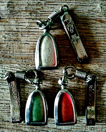 พระรอด รุ่นชนะศึกชายแดน ลพ.เกษม เขมโก สำนักสุสานไตรลักษณ์ จ.ลำปาง ปี 28...(3 สี 3 องค์ เลี่ยม+แหนบ)