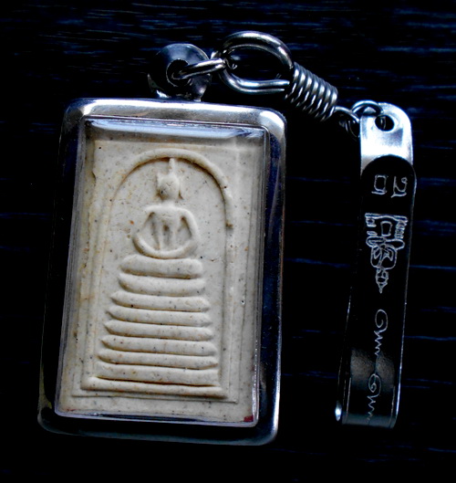 พระสมเด็จเกศไชโย หลังฝังพลอย วัดไชโยวรวิหาร จ.อ่างทอง ปี 2533...(ในเลี่ยม+แหนบ)...(2)