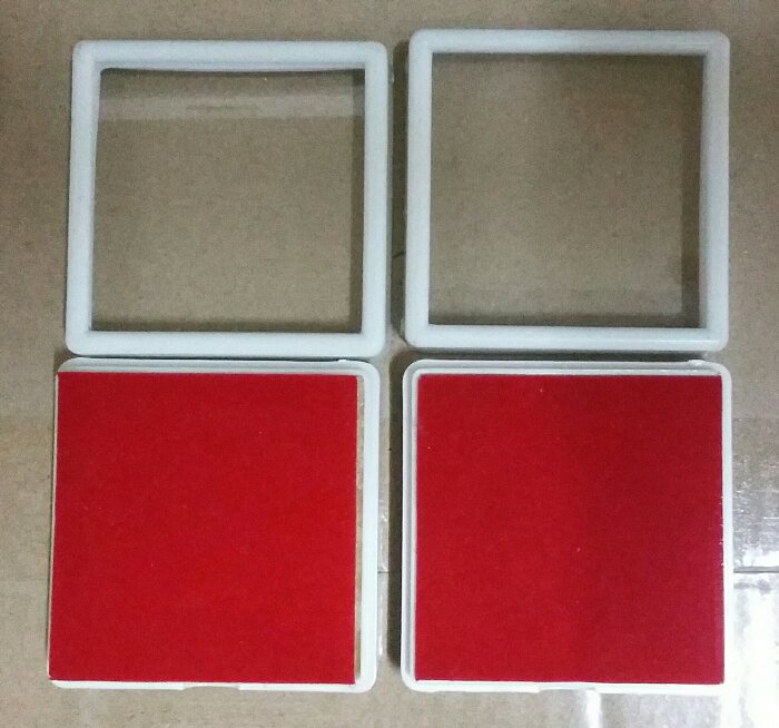 กล่องใส่พระเครื่อง 2 ใบ บุพื้นกำมะหยี่สีแดง+ฟองน้ำหนาด้านล่าง ขนาด กว้าง 5 ซ.ม. × 5 ซ.ม.
