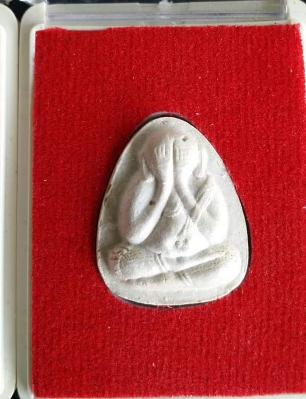 พระปิดตา 108 ปี หลวงปู่โต๊ะ ปี 38 พิมพ์เล็ก เนื้อผงเกสร  ( รวม 2 องค์ )