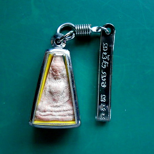  พระผงสุพรรณ หลังลายนิ้วมือ หลวงพ่อฮวด วัดดอนโพธิ์ทองรุ่นนี้ จัดสร้างในปี 2536...(ในเลี่ยม+แหนบ 2)  