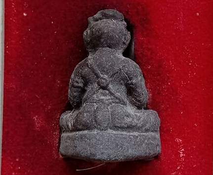 กุมารทองโชคทวี เนื้อผงดินเจ็ดป่าช้าอุดด้วยผงพรายกุมาร หลวงปู่คำบุ วัดกุดชมพู อุบลราชธานี ปี2552+กล่อ