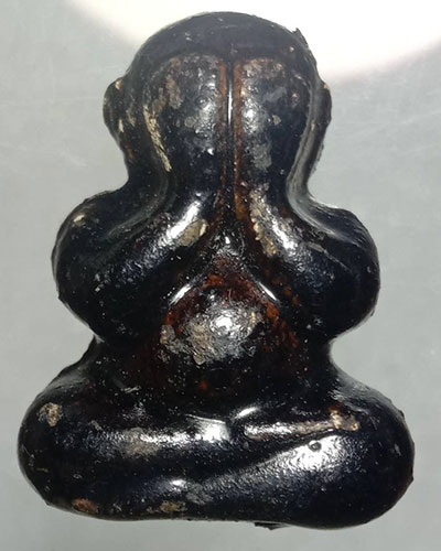 พระปิดตาหลวงพ่อรักษ์ วัดสุทธาวาสฯ จ.อยุธยา ปี 2556 เนื้อผงจุ่มรัก รุ่น อภิญญา