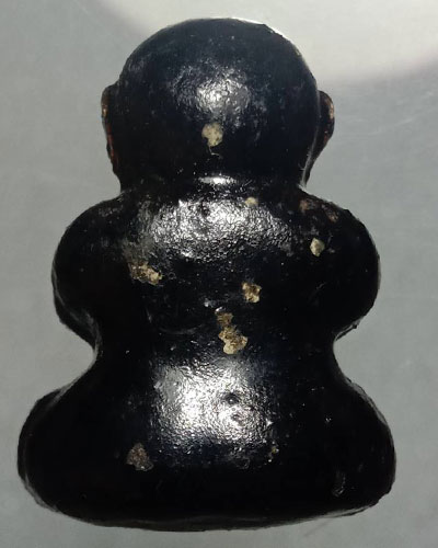 พระปิดตาหลวงพ่อรักษ์ วัดสุทธาวาสฯ จ.อยุธยา ปี 2556 เนื้อผงจุ่มรัก รุ่น อภิญญา