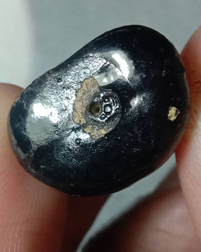 พระปิดตาหลวงพ่อรักษ์ วัดสุทธาวาสฯ จ.อยุธยา ปี 2556 เนื้อผงจุ่มรัก รุ่น อภิญญา