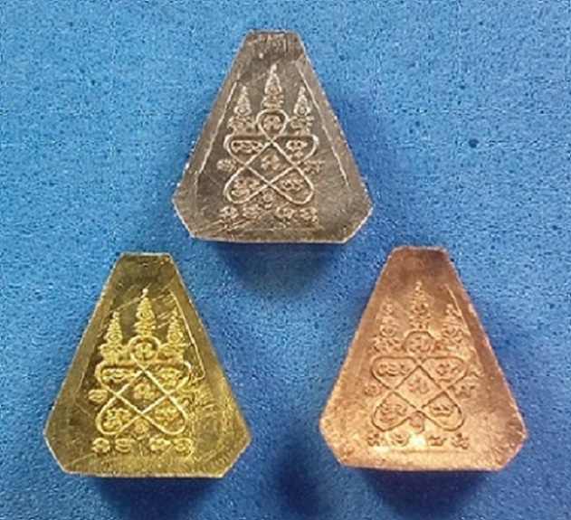 ปิดตาสาริกา รุ่น 2 หลวงพ่อสิน วัดละหารใหญ่ ชุดร่วมบุญ ร่วมสร้างพระอุโบสถ 3 องค์ 3 เนื้อ 