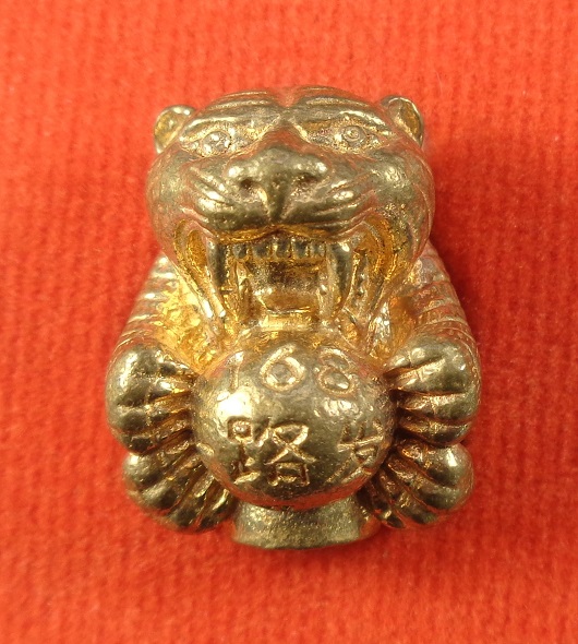 ลูกอมเสือรุ่น 168 หลวงปู่แสน วัดบ้านหนองจิก จ.ศรีสะเกษ เนื้อกะไหล่ทอง อุดผงมวลสาร สวยครับ