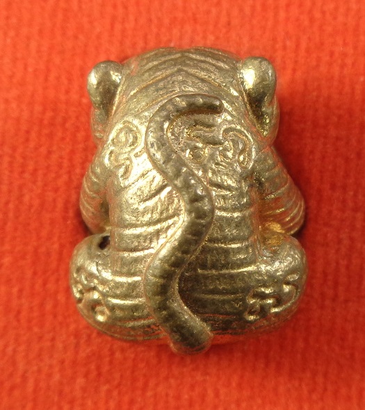 ลูกอมเสือรุ่น 168 หลวงปู่แสน วัดบ้านหนองจิก จ.ศรีสะเกษ เนื้อกะไหล่ทอง อุดผงมวลสาร สวยครับ