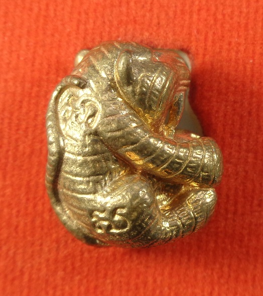 ลูกอมเสือรุ่น 168 หลวงปู่แสน วัดบ้านหนองจิก จ.ศรีสะเกษ เนื้อกะไหล่ทอง อุดผงมวลสาร สวยครับ