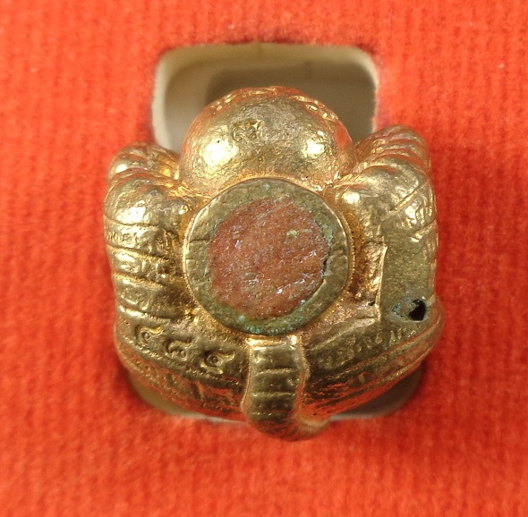 ลูกอมเสือรุ่น 168 หลวงปู่แสน วัดบ้านหนองจิก จ.ศรีสะเกษ เนื้อกะไหล่ทอง อุดผงมวลสาร สวยครับ