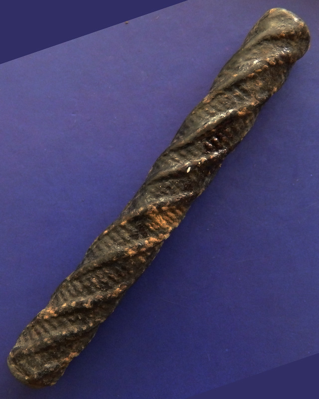 ตะกรุดตะกั่วเชือกถัก ลงรัก เก่าๆยาว 8.5 ซ.ม.