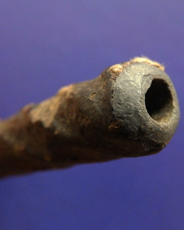 ตะกรุดตะกั่วเชือกถัก ลงรัก เก่าๆยาว 8.5 ซ.ม.