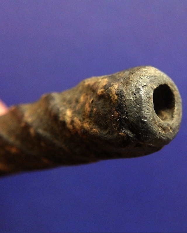 ตะกรุดตะกั่วเชือกถัก ลงรัก เก่าๆยาว 8.5 ซ.ม.